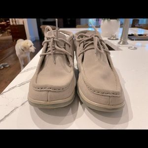 Men’s UGG Gray Chukka Boots, Size 9